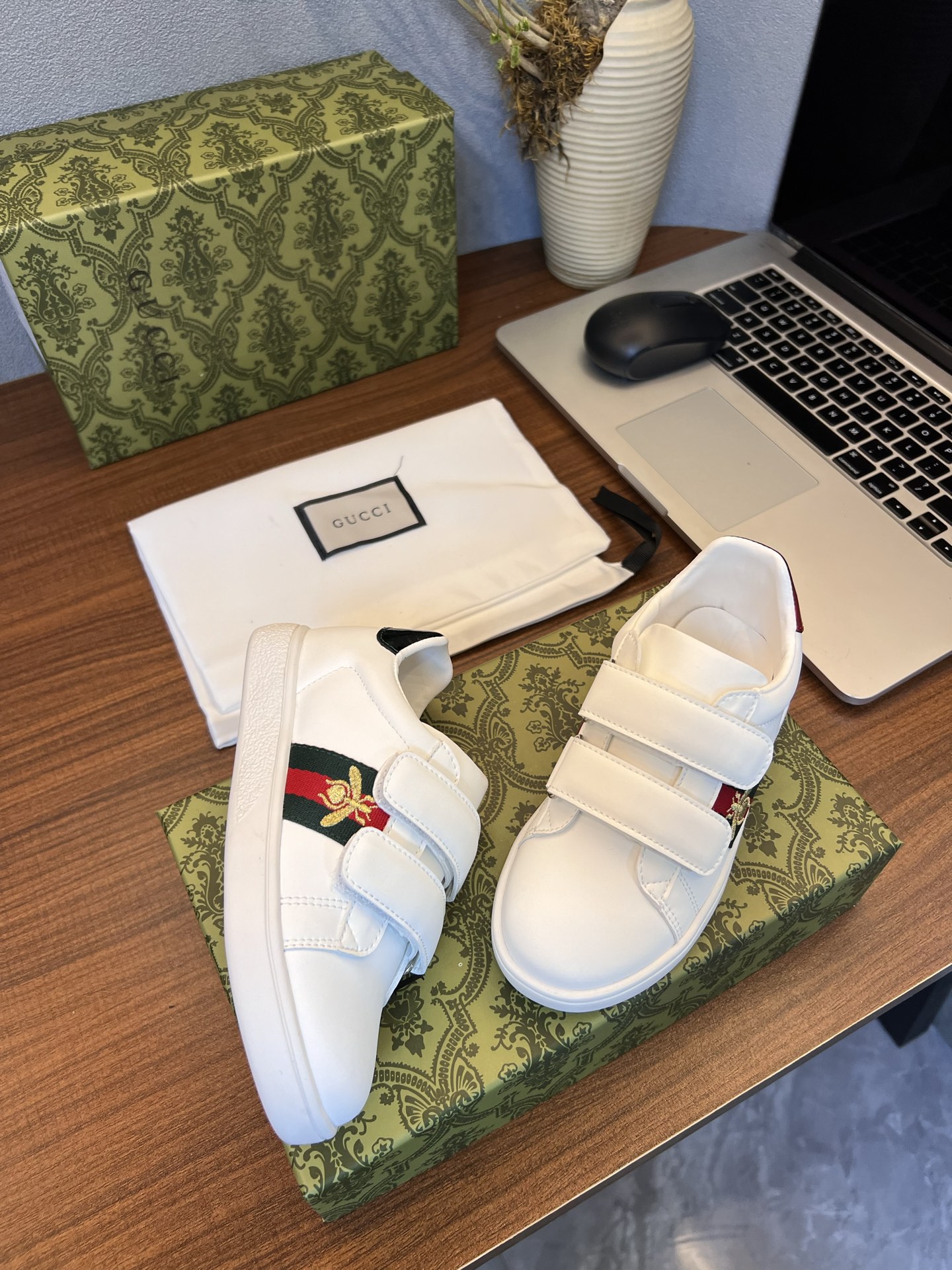Children's shoes child